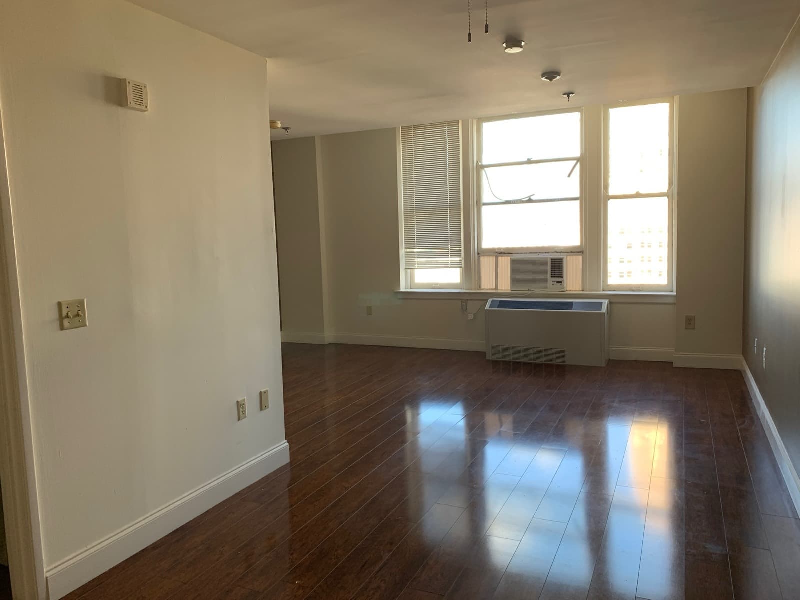 Modern 1BR with Downtown Views interior view 2